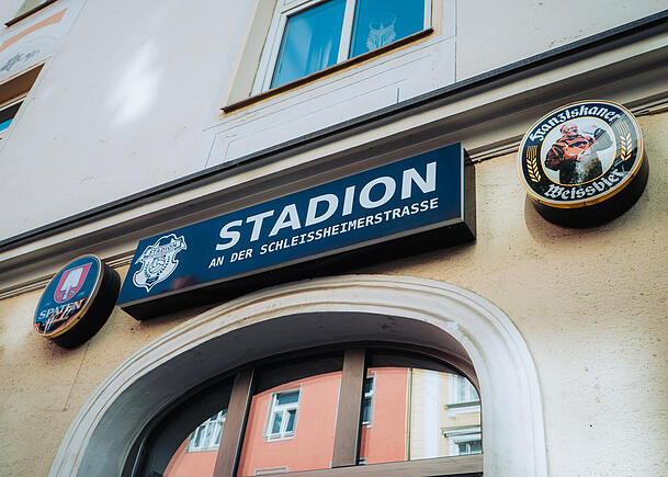 Als "Wohnzimmer für Fußballfans" oder auch schlicht "Deutschlands beste Fußballkneipe" wird das Lokal in den Medien betitelt. Als "Wohnzimmer für Fußballfans" oder auch schlicht "Deutschlands beste Fußballkneipe" wird das Lokal in den Medien betitelt.