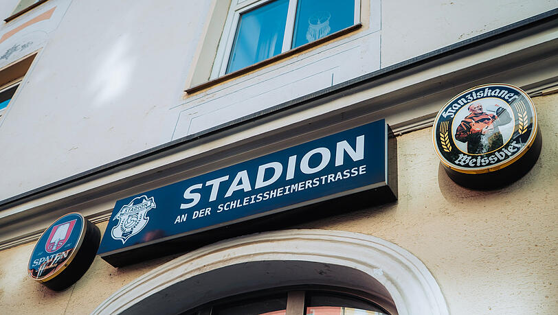 Als "Wohnzimmer für Fußballfans" oder auch schlicht "Deutschlands beste Fußballkneipe" wird das Lokal in den Medien betitelt. Als "Wohnzimmer für Fußballfans" oder auch schlicht "Deutschlands beste Fußballkneipe" wird das Lokal in den Medien betitelt.