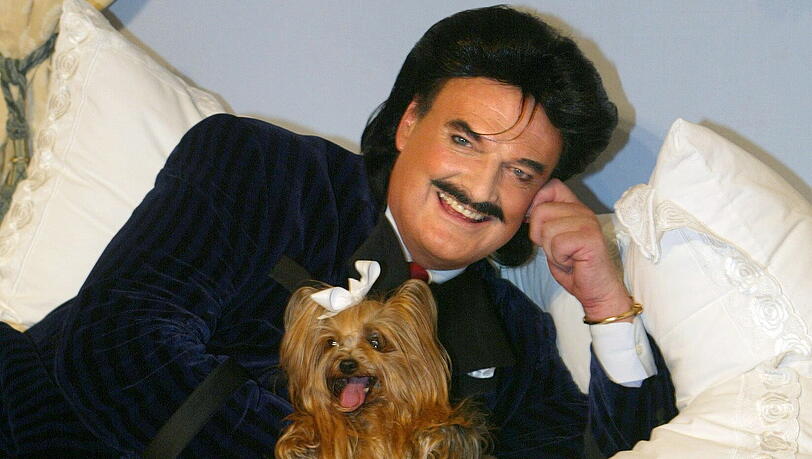 Ein vertrautes Bild: Mosi mit seiner Yorkshire-H&uuml;ndin Daisy.