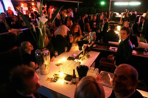 Nirgendwo in München wird so gekonnt herumgestanden: Die neue Terasse vom P1.
