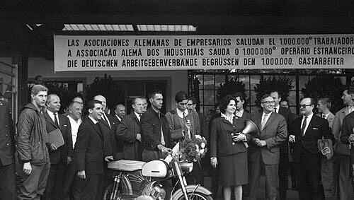 Armado Rodrigues aus Vale de Madeiros in Portugal, der millionste Gastarbeiter, bekam bei seiner Ankunft ein Moped überreicht. Armado Rodrigues aus Vale de Madeiros in Portugal, der millionste Gastarbeiter, bekam bei seiner Ankunft ein Moped überreicht.