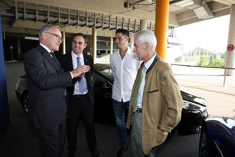 Löwen-Boss Dieter Schneider (r.), selbst Chef eines Autohauses, freut sich über den neuen Hauptsponsor: "Aston Martin passt gut zu uns."