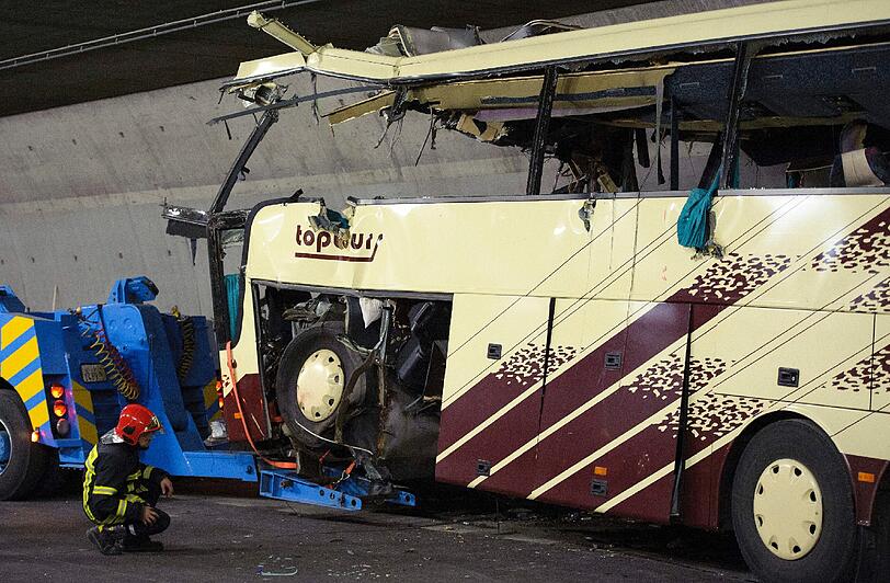 Unfassbare Tragödie in der Schweiz: 28 Menschen kommen bei einem Reisebusunfall in der Schweiz ums
Leben &ndash; Darunter 22 Kinder &ndash; Zwei Schulklassen waren auf dem Heimweg aus den Skiferien. Die Bilder vom Unfallort