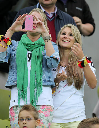 Sandra Schönig (rechts), ist die Freundin von Andre Schürrle. Links: Die Schwester des Flügelflitzers, Sabrina Schürrle.