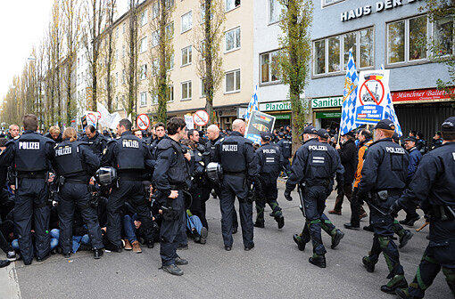 Etwa 20 Kundgebungsteilnehmer, über 1.000 Polizisten und insgesamt etwa 1.500 Gegendemonstranten: Das ist die Bilanz vom Münchner Demo-Samstag.