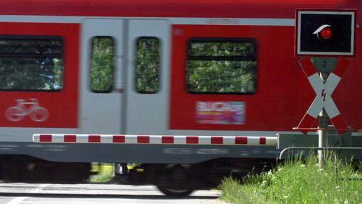 Gefahrenpunkt Bahnübergang - jetzt wäre fast ein 44-Jährige in Lauingen von einem Regionalzug überrollt worden. Gefahrenpunkt Bahnübergang - jetzt wäre fast ein 44-Jährige in Lauingen von einem Regionalzug überrollt worden.