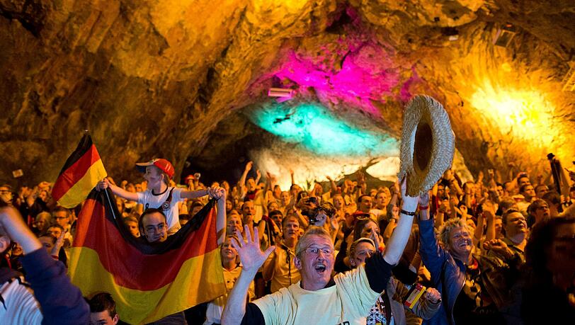 So feiern die Fans nach dem Public Viewing den WM-Titel. So feiern die Fans nach dem Public Viewing den WM-Titel.