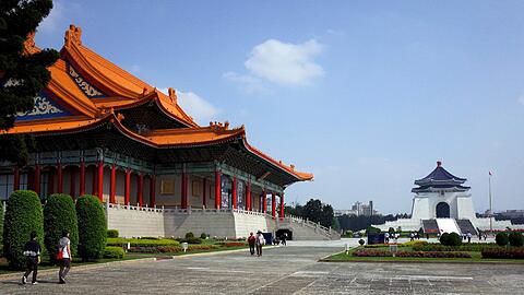 Die National Concert Hall in Taipeh. Im Inneren des Baus im Stil einer chinesischen Palasthalle befindet sich ein moderner Konzertsaal. Im Hintergrund die Gedenkhalle für Chiang Kai-shek, der nach der Niederlage im chinesischen Bürgerkrieg nach Taiwan floh.