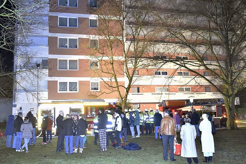 In einem neungeschossigen Wohnblock im Stadtteil Forstenried musste die Feuerwehr in der Nacht einen ausgedehnten Kellerbrand löschen. Ein Mann
erlitt eine Rauchgasvergiftung und wurde zur Behandlung in ein Krankenhaus gebracht.