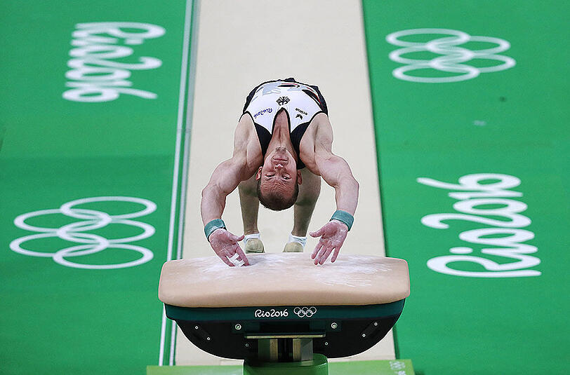 Fabian Hambüchen hat mit einer bravourösen Reck-Show seine Chance auf eine dritte olympische Medaille gewahrt.
