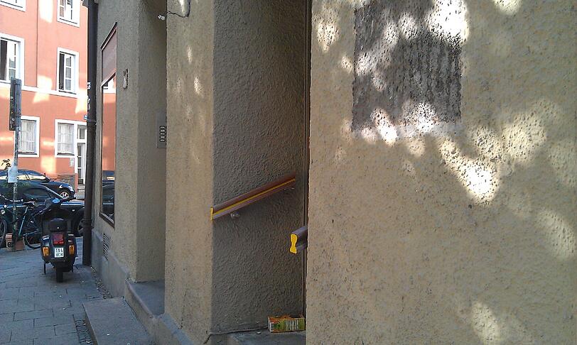 ... ein grauer Fleck an der Mauer, wo einmal der Schaukasten mit der Speisekarte war.