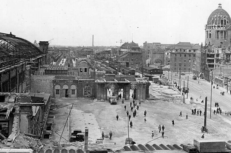 Zerstörung: So sah es nach dem Krieg am Bahnhofsplatz aus.