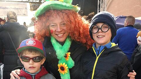 Stefanie Mühlbauer, 44, Buchhalterin, mit ihren Söhnen Florian, 10 (Harry Potter) & Matthias, 7 (FC-Bayern Fan).

Stefanie: &bdquo;Verkleidet habe ich mich natürlich, weil Fasching ist! Das grün und rot hat aber keine politische Message. Ich mag es einfach, weil es krachert bunt ist und die Leute zum Lachen bringt!&ldquo;

Florian: &bdquo;In der Schule sind im Moment alle im Harry Potter Fieber. Und weil ich auch ein großer Fan bin, habe ich mich natürlich so verkleidet.&ldquo;

Matthias: &bdquo;Der FC Bayern ist einfach cool. Mein Lieblingsfußballer ist der Manuel Neuer, aber ich mag auch Götze und Müller. Bayern München ist mein liebster Fußballverein. Aber 1860 mag ich gar nicht!&ldquo;