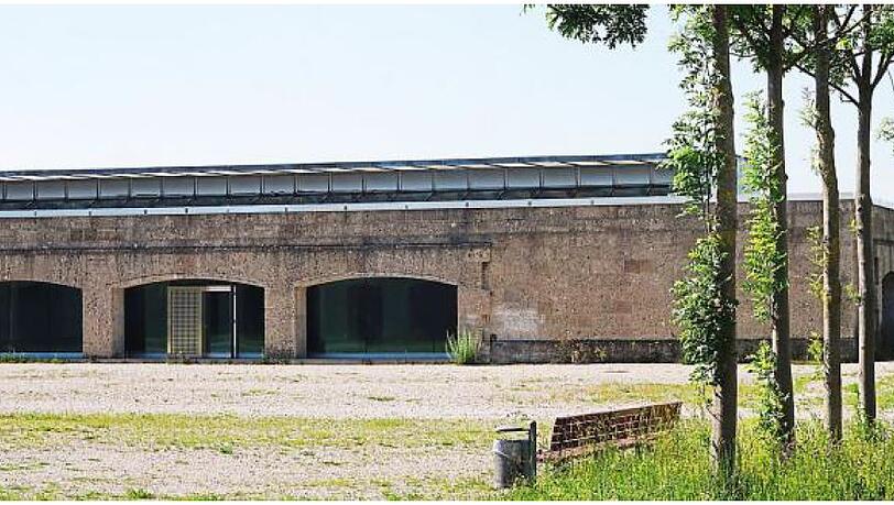 Rund um den Pavillon ist viel Freifläche, passieren tut hier wenig. Rund um den Pavillon ist viel Freifläche, passieren tut hier wenig.