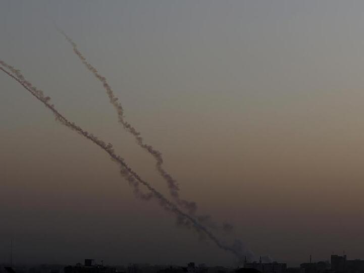 Raketen werden vom Gazastreifen in Richtung Israel gestartet.