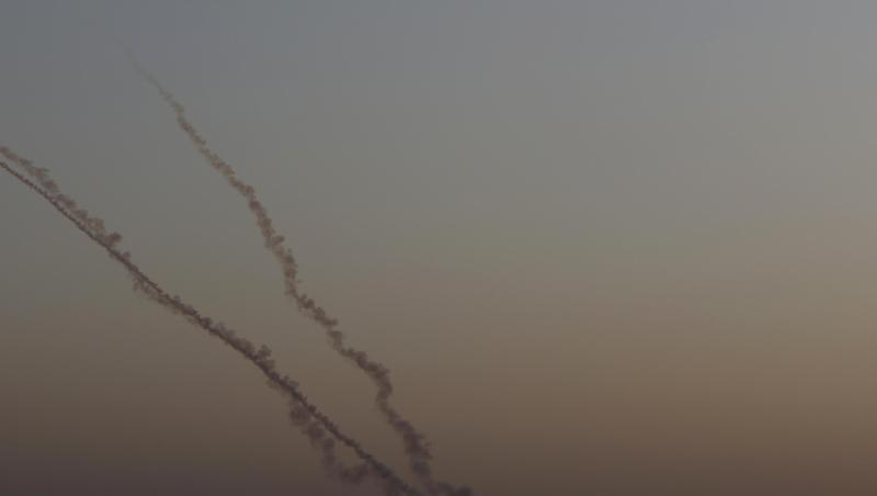 Raketen werden vom Gazastreifen in Richtung Israel gestartet. Raketen werden vom Gazastreifen in Richtung Israel gestartet.