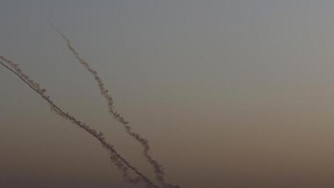 Raketen werden vom Gazastreifen in Richtung Israel gestartet.