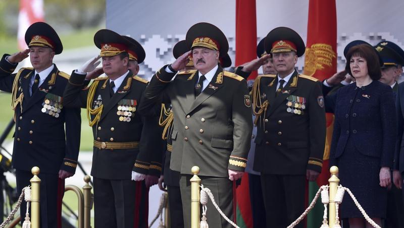 Der weißrussische Präsident Alexander Lukaschenko (M) salutiert, während er die Militärparade in Minsk verfolgt. Der weißrussische Präsident Alexander Lukaschenko (M) salutiert, während er die Militärparade in Minsk verfolgt.
