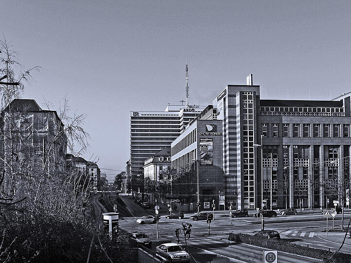 2020: Von der palastartigen Anlange ist fast nichts mehr übrig. "Neue Hopfenpost" (rechts) und BR-Hochhaus prägen das Bild.
