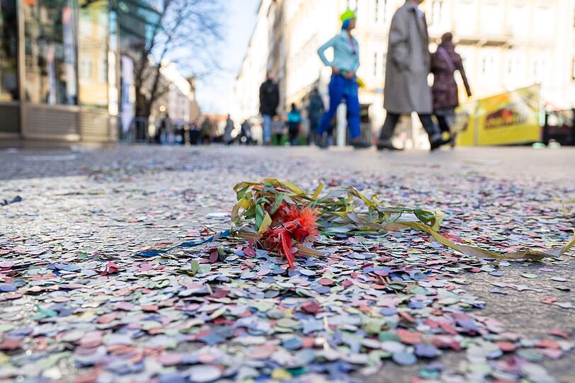 Konfetti liegt am Faschingsdienstag auf dem Gehweg vor dem Rathaus auf dem Marienplatz.