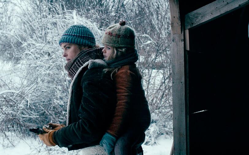 Wiebke (Nina Hoss, links) adoptiert die kleine Raya (Katerina Lipovska). Doch das Zusammenleben gestaltet sich schwieriger als gedacht. Trotz Rayas Wut- und Gewaltausbrüchen versucht die verzweifelte Mutter eine Verbindung zu dem Mädchen aufzubauen. Wiebke (Nina Hoss, links) adoptiert die kleine Raya (Katerina Lipovska). Doch das Zusammenleben gestaltet sich schwieriger als gedacht. Trotz Rayas Wut- und Gewaltausbrüchen versucht die verzweifelte Mutter eine Verbindung zu dem Mädchen aufzubauen.