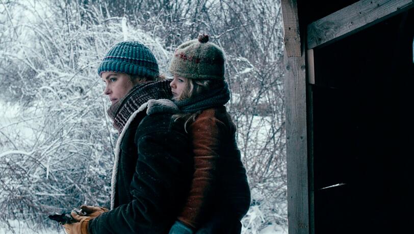 Wiebke (Nina Hoss, links) adoptiert die kleine Raya (Katerina Lipovska). Doch das Zusammenleben gestaltet sich schwieriger als gedacht. Trotz Rayas Wut- und Gewaltausbrüchen versucht die verzweifelte Mutter eine Verbindung zu dem Mädchen aufzubauen. Wiebke (Nina Hoss, links) adoptiert die kleine Raya (Katerina Lipovska). Doch das Zusammenleben gestaltet sich schwieriger als gedacht. Trotz Rayas Wut- und Gewaltausbrüchen versucht die verzweifelte Mutter eine Verbindung zu dem Mädchen aufzubauen.