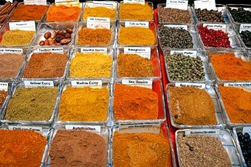 Ein Marktstand mit bunten Gewürzen &ndash; besonders Curry- und Paprikapulver sind belastet.