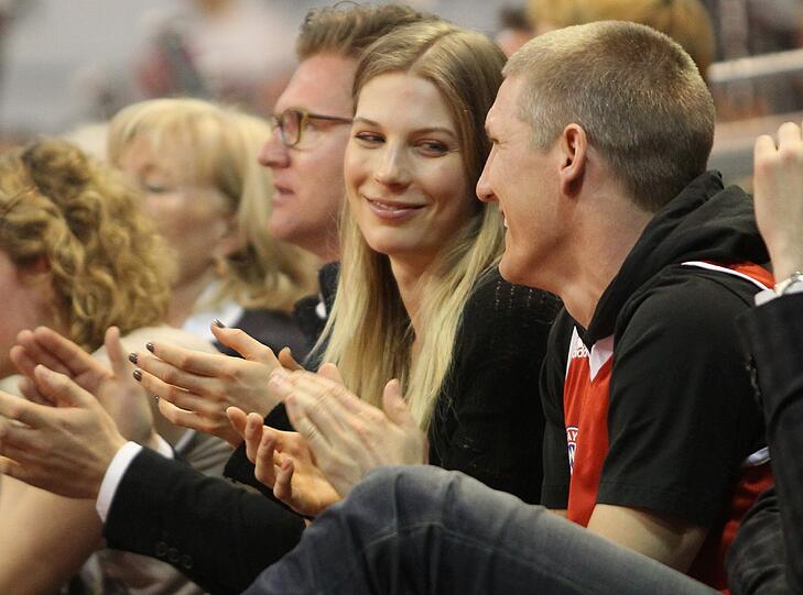 Bayerns Basketballer siegen im Derby gegen Würzburg und setzen sich weiter im oberen Tabellendrittel fest - auch dank der prominenten Unterstützung durch die Fußballabteilung - die besten Bilder aus dem Audi Dome.
