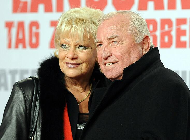 Der deutsche Boxtrainer und ehemalige Amateurboxer Ulli Wegner mit seiner Frau Margret auf der roten Teppich bei der "Stirb Langsam 5.0"-Premiere in Berlin am Montagabend.