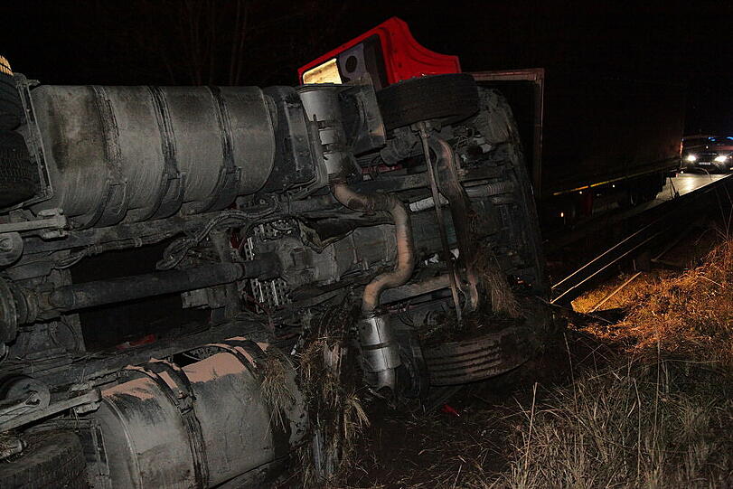 Ein LKW verunfallt auf der A 8 bei Frasdorf: Vollsperrung.