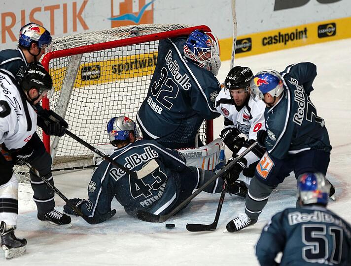 Heiße Szene vor dem Tor von EHC-Keeper Jochen Reimer