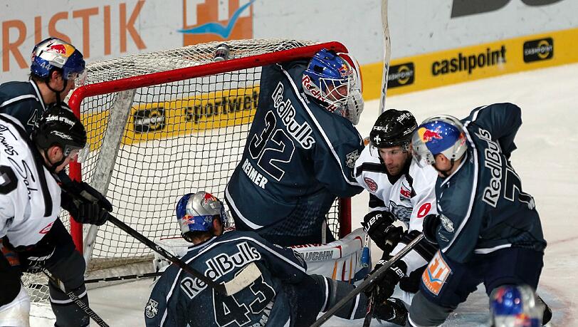 Heiße Szene vor dem Tor von EHC-Keeper Jochen Reimer