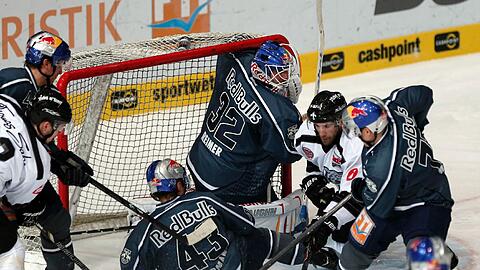 Heiße Szene vor dem Tor von EHC-Keeper Jochen Reimer
