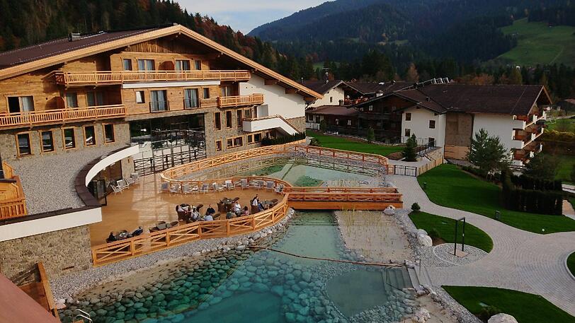 Ein 1.300 qm großer Natursee befindet sich direkt an der Kaiserlodge.