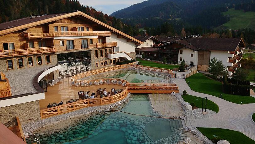 Ein 1.300 qm großer Natursee befindet sich direkt an der Kaiserlodge. Ein 1.300 qm großer Natursee befindet sich direkt an der Kaiserlodge.
