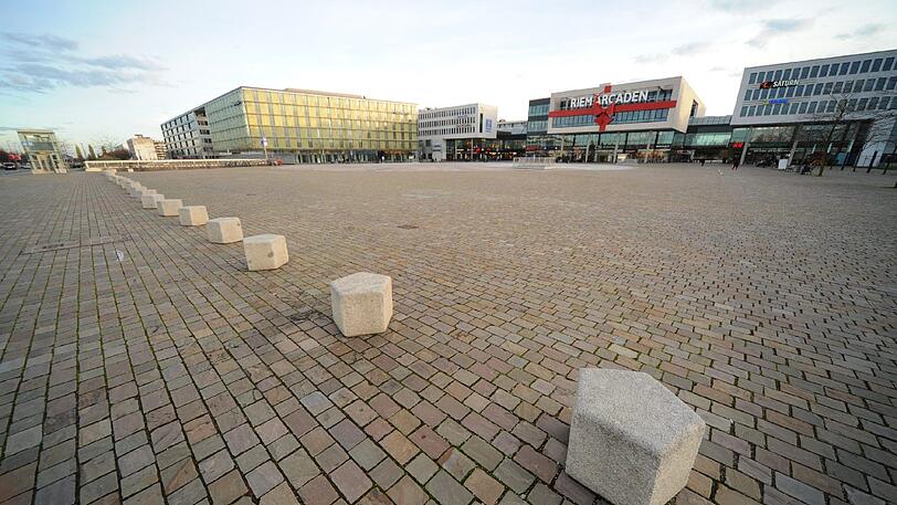 Kein Baum, kein Strauch: auf dem Willy-Brand-Platz gibt es kein Grün.
