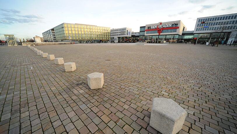 Kein Baum, kein Strauch: auf dem Willy-Brand-Platz gibt es kein Grün. Kein Baum, kein Strauch: auf dem Willy-Brand-Platz gibt es kein Grün.