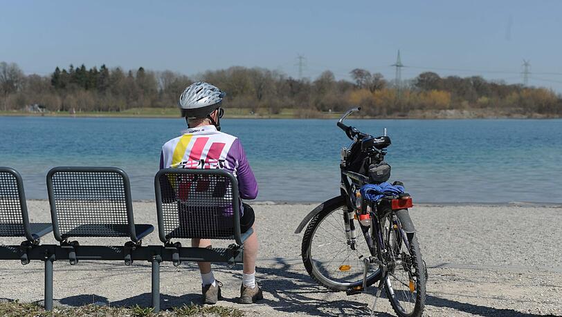 Der junge Student geht im Langwieder Badesee einfach unter (Symbolbild) Der junge Student geht im Langwieder Badesee einfach unter (Symbolbild)