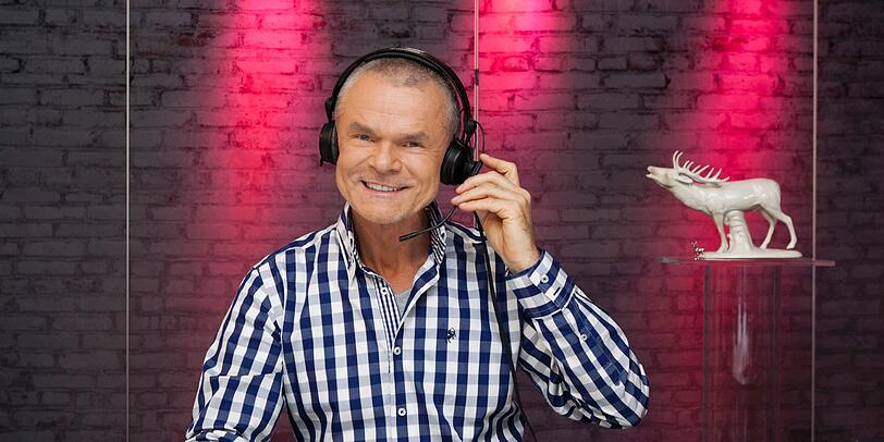 Headset, Hemd, Hirsch: Moderator Jürgen Domian (57) in seinem schlichten und winzigen Kölner Studio. Von hier aus wird seine Sendung seit 20 Jahren im Radio auf EinsLive und parallel im WDR-Fernsehen übertragen. Ende 2016 soll Schluss sein. Domian will &bdquo;häufiger die Morgensonne sehen&ldquo;.
