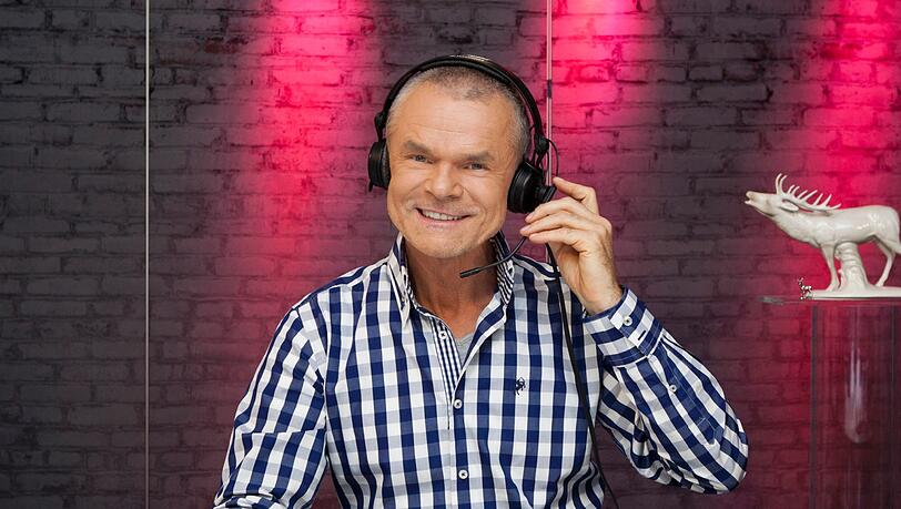 Headset, Hemd, Hirsch: Moderator Jürgen Domian (57) in seinem schlichten und winzigen Kölner Studio. Von hier aus wird seine Sendung seit 20 Jahren im Radio auf EinsLive und parallel im WDR-Fernsehen übertragen. Ende 2016 soll Schluss sein. Domian will „häufiger die Morgensonne sehen“. Headset, Hemd, Hirsch: Moderator Jürgen Domian (57) in seinem schlichten und winzigen Kölner Studio. Von hier aus wird seine Sendung seit 20 Jahren im Radio auf EinsLive und parallel im WDR-Fernsehen übertragen. Ende 2016 soll Schluss sein. Domian will „häufiger die Morgensonne sehen“.