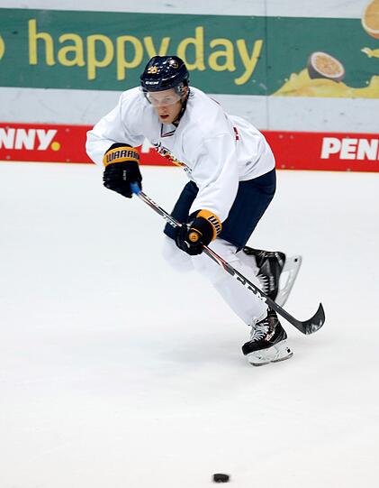 Eis-Trainingsauftakt beim EHC: Das Training leitet Co-Trainer Steve Walker, NHL-Star Dominik Kahun (r.) ist auch dabei.