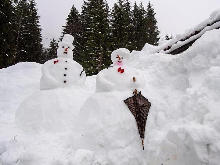 Schneemann und eine Schneefrau im Regen. Foto: Lino Mirgeler