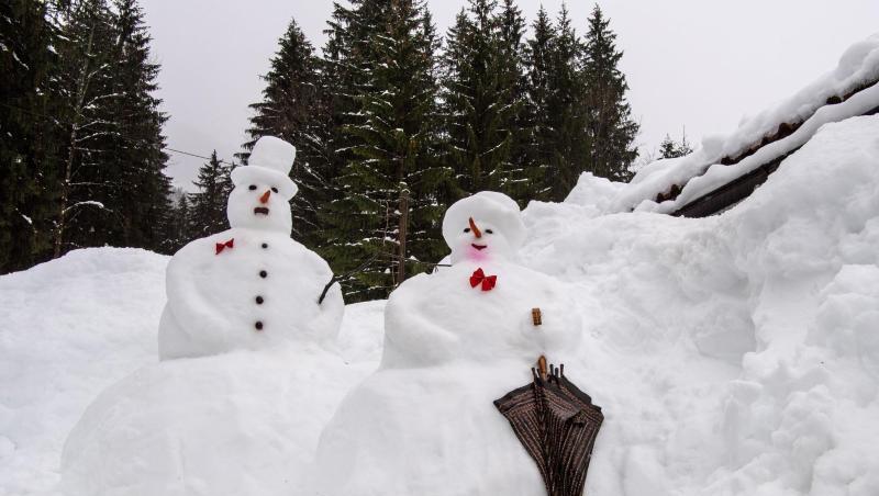 Schneemann und eine Schneefrau im Regen. Foto: Lino Mirgeler Schneemann und eine Schneefrau im Regen. Foto: Lino Mirgeler