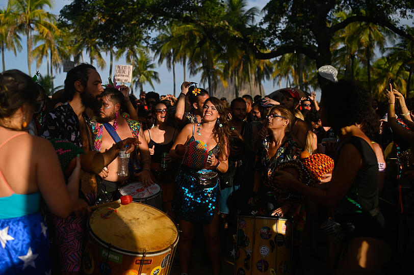 Feiern mit Sambamusik beim Straßenkarneval in Rio.