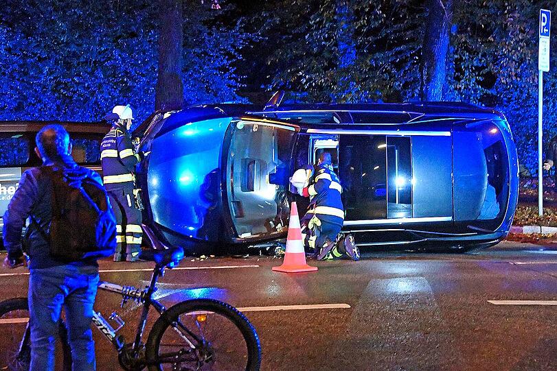 Bei einem Unfall in der St.-Martin-Straße kippte dieser Lexus am Morgen um.