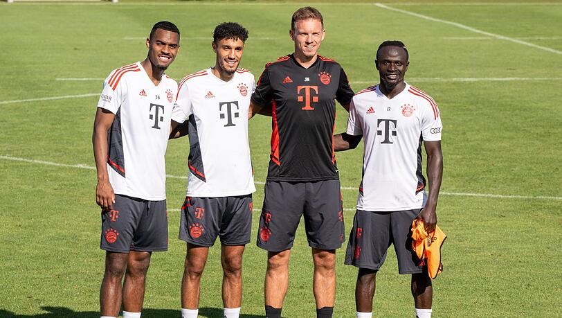 Der Bayern-Trainer und seine beiden Rückkehrer: Julian Nagelsmann (M.) mit Noussair Mazraoui (l.) und Sadio Mané.
