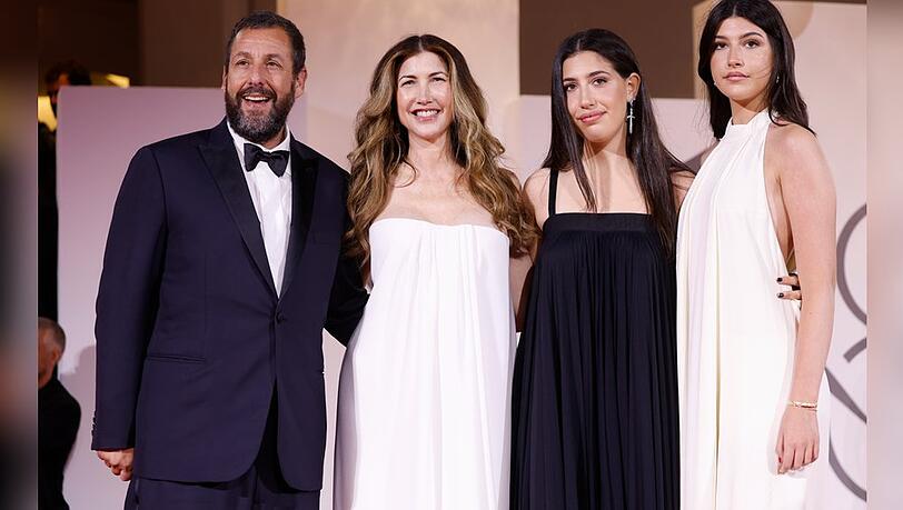 Adam Sandler mit Ehefrau Jackie und den Töchtern Sadie und Sunny.