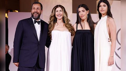 Adam Sandler mit Ehefrau Jackie und den Töchtern Sadie und Sunny.