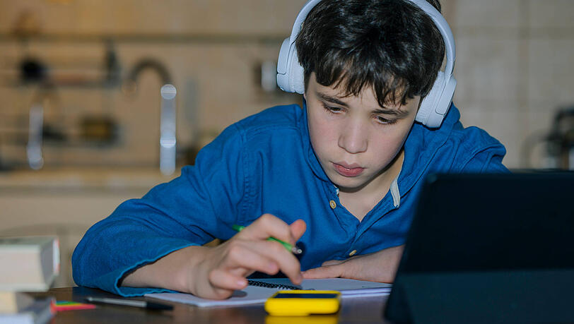 Tablet und Handy statt selbst nachzudenken? Das kann sich auf die Leistung und das Lernen auswirken.