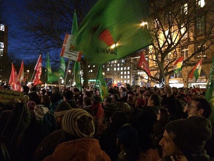 Derzeit ein montägliches Ritual in München: Nopegida vs. Pegida. Auch heute gehen wieder tausende Münchner gegen Hass und Ausgrenzung auf die Straße.